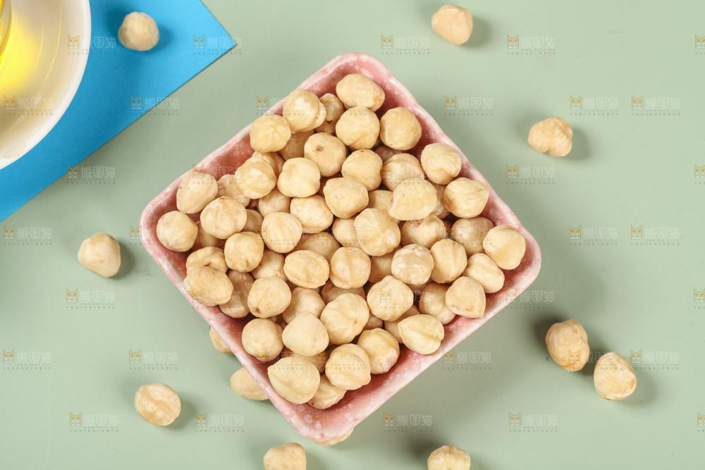 浅底上的一碟榛子仁