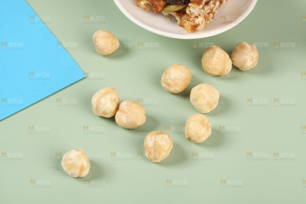 浅底上放着的榛子仁