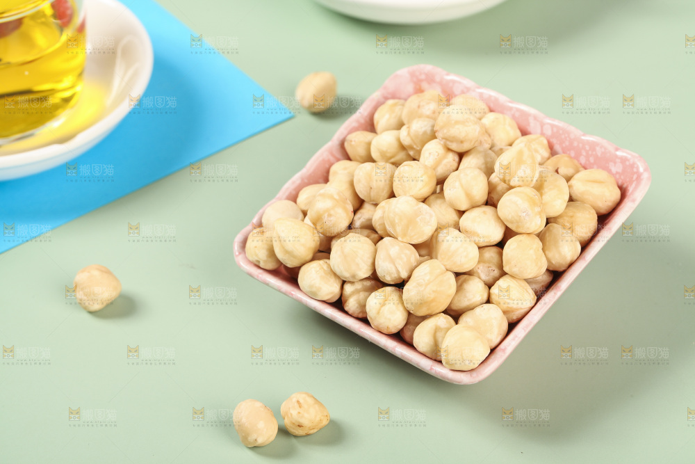 浅底上的一碟榛子仁