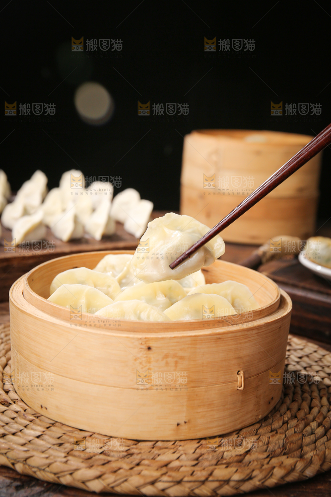 筷子上饺子蒸饺