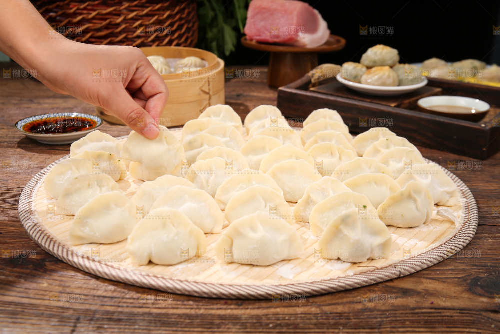 手上拿着手工饺子