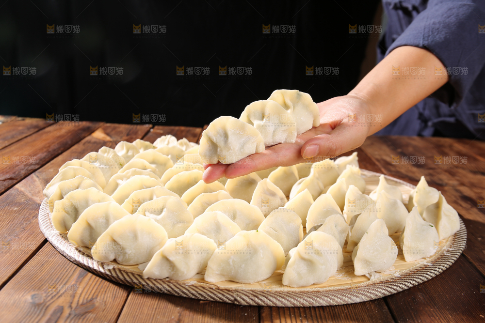 手上放着手工饺子