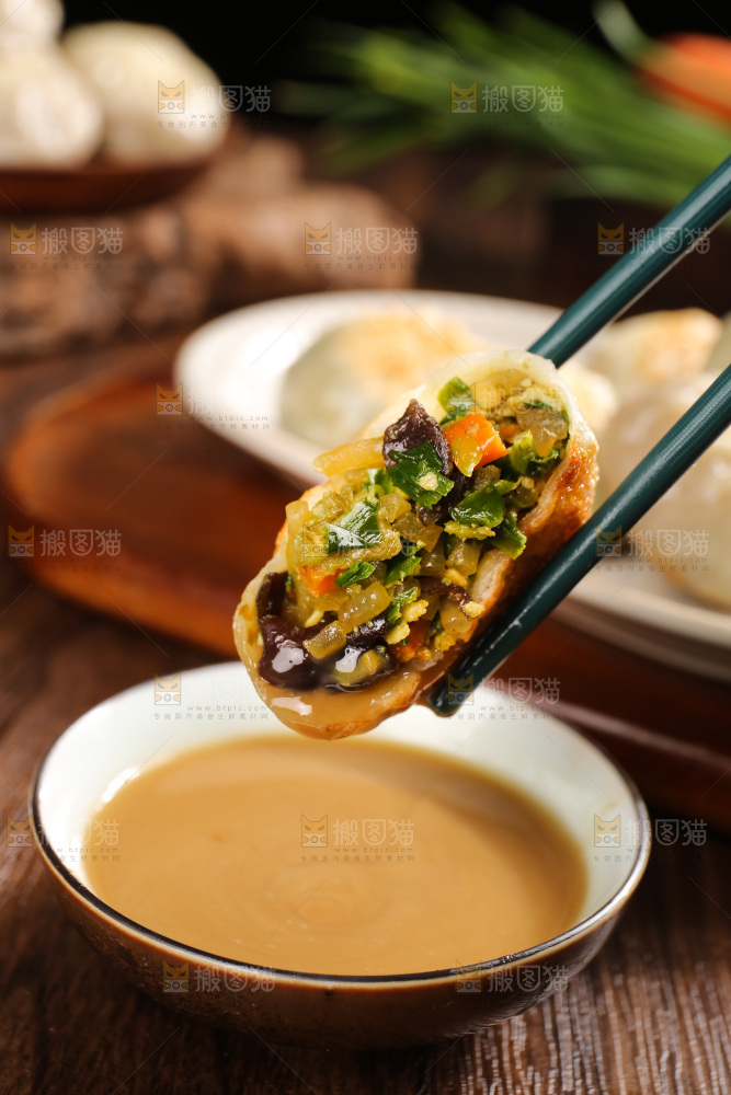 筷子上夹着素三鲜包