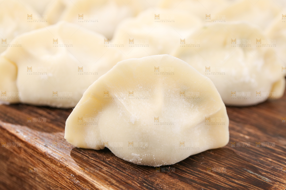 木板上摆放着饺子