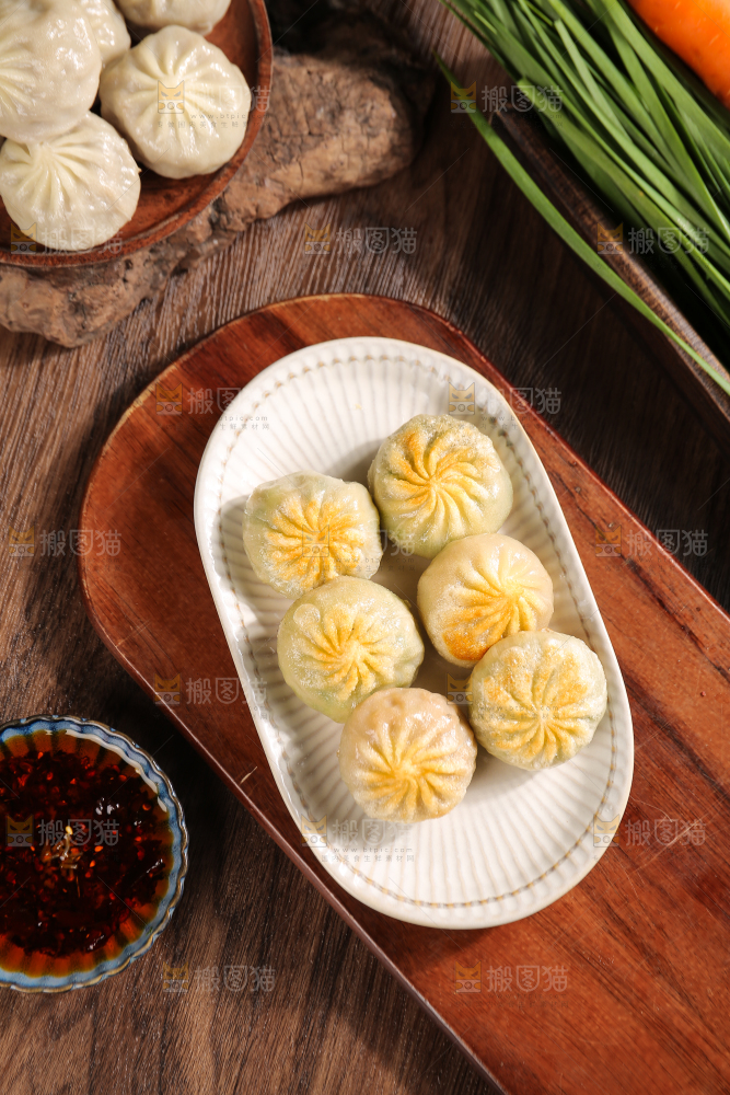 盘子里的生煎包