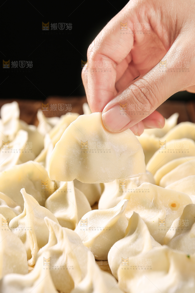 手上拿着手工饺子