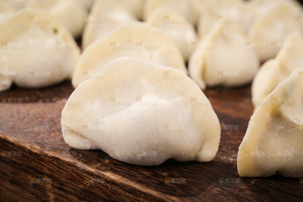木板上摆放着饺子