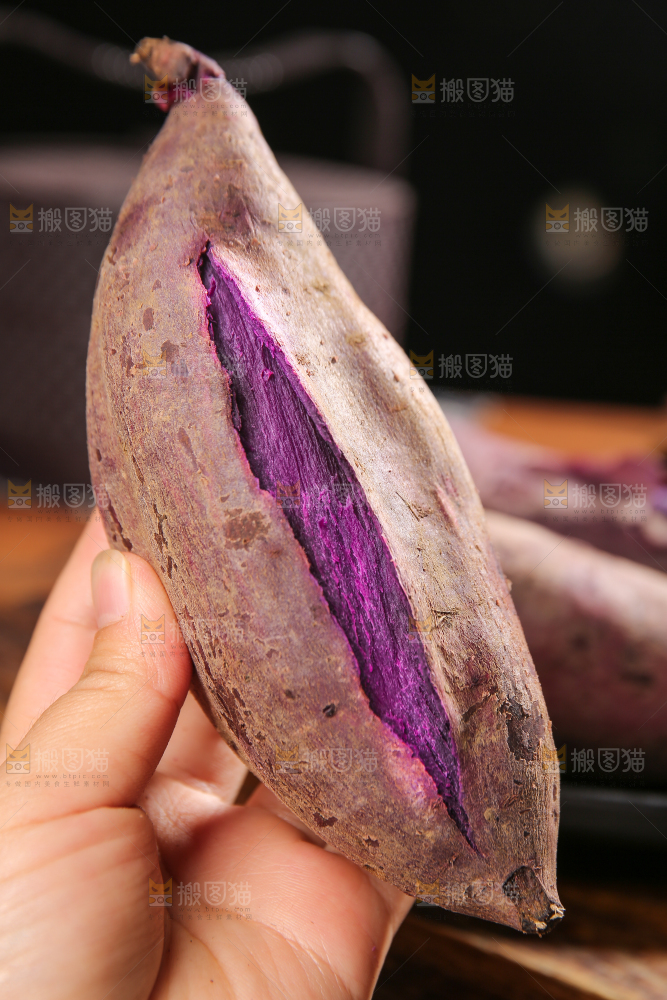 手上拿着板栗紫薯