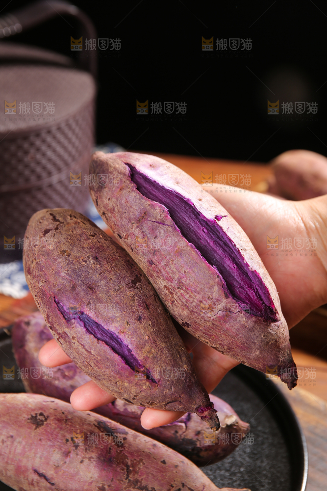 手上拿着紫罗兰紫薯