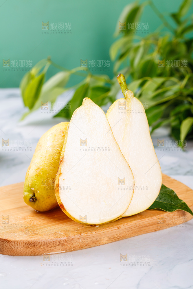 木板上放着的太婆梨