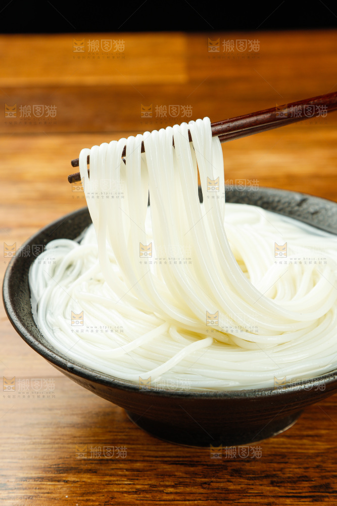 筷子夹着碗里的米粉