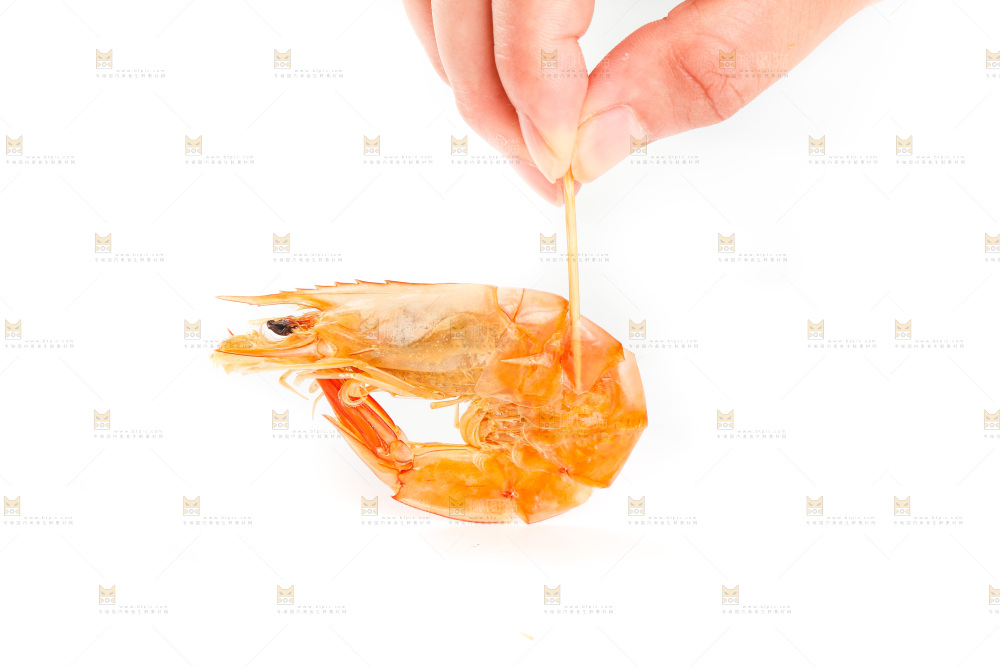 手拿着碳烤虾干