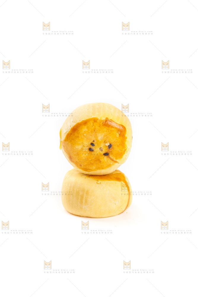 白底上放着蛋黄酥