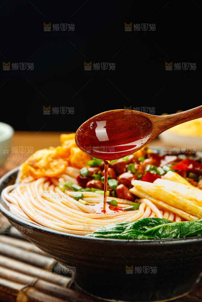 碗里的广西螺蛳粉