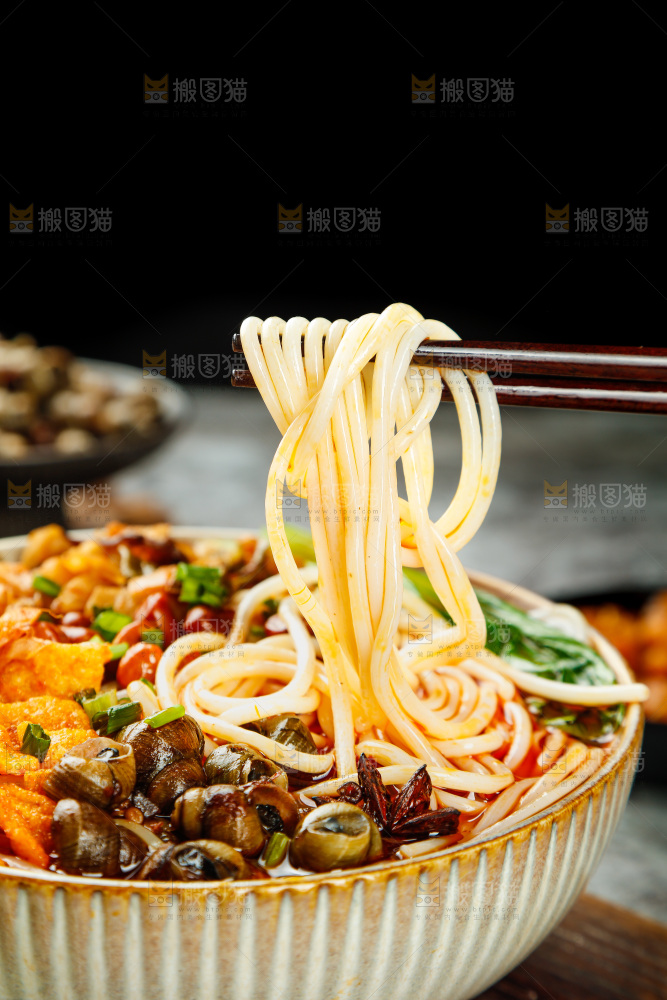 筷子上夹着广西螺蛳粉