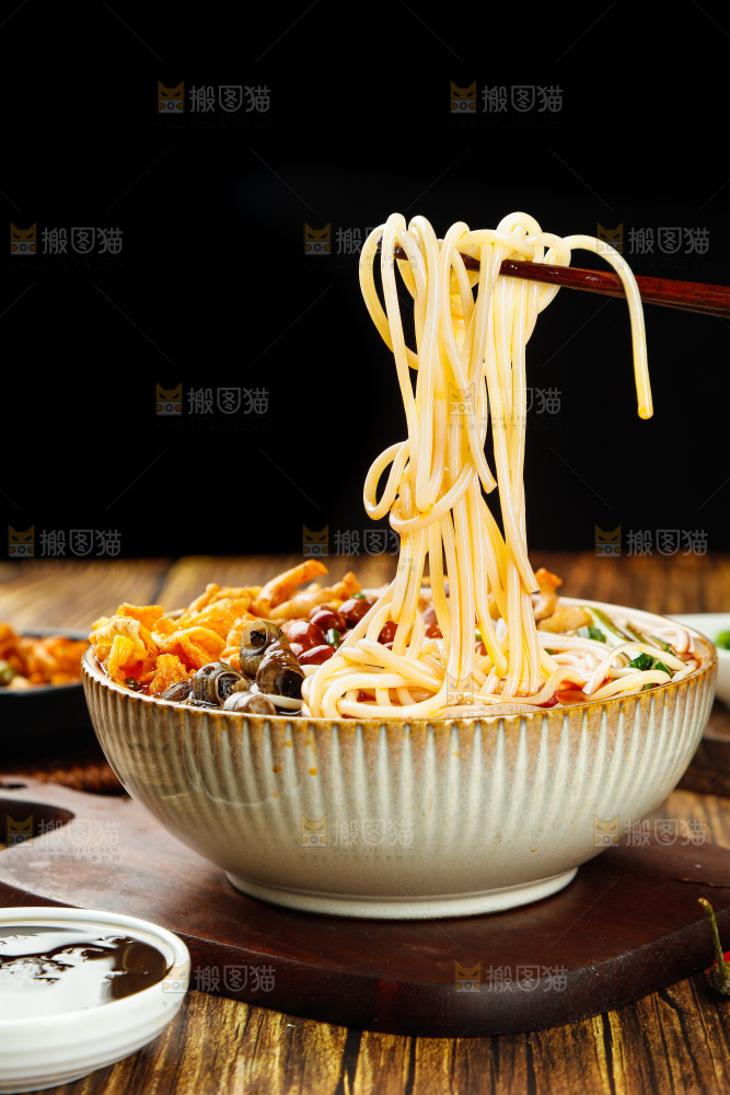 筷子上夹着的螺蛳粉