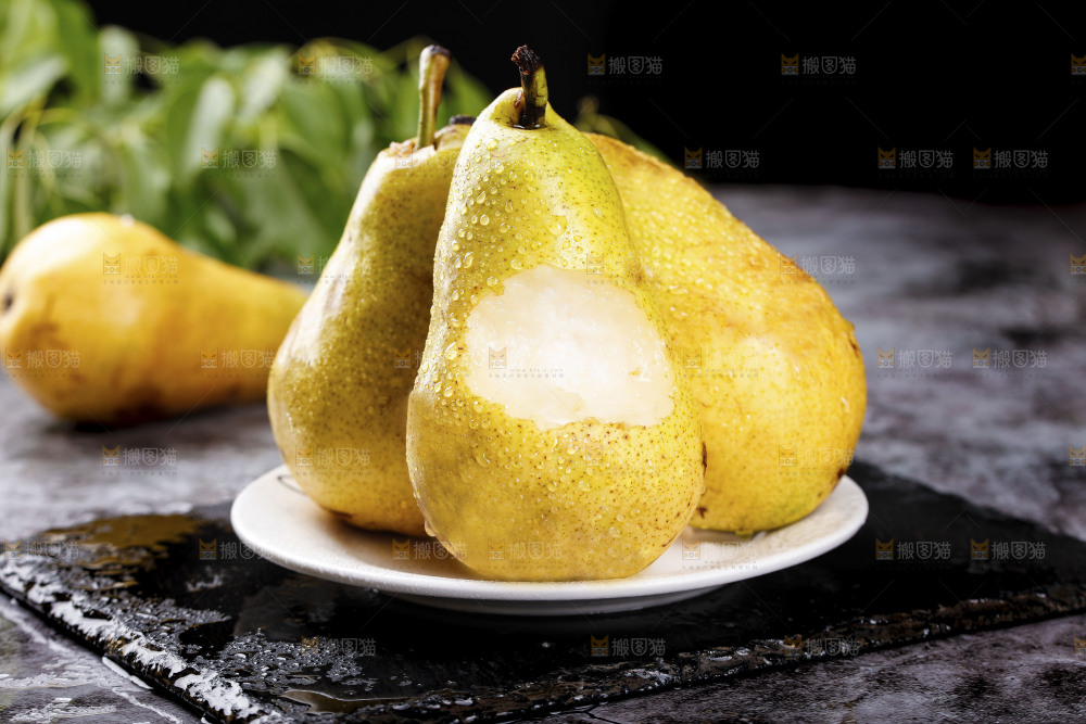 黑石板上的一盘太婆梨