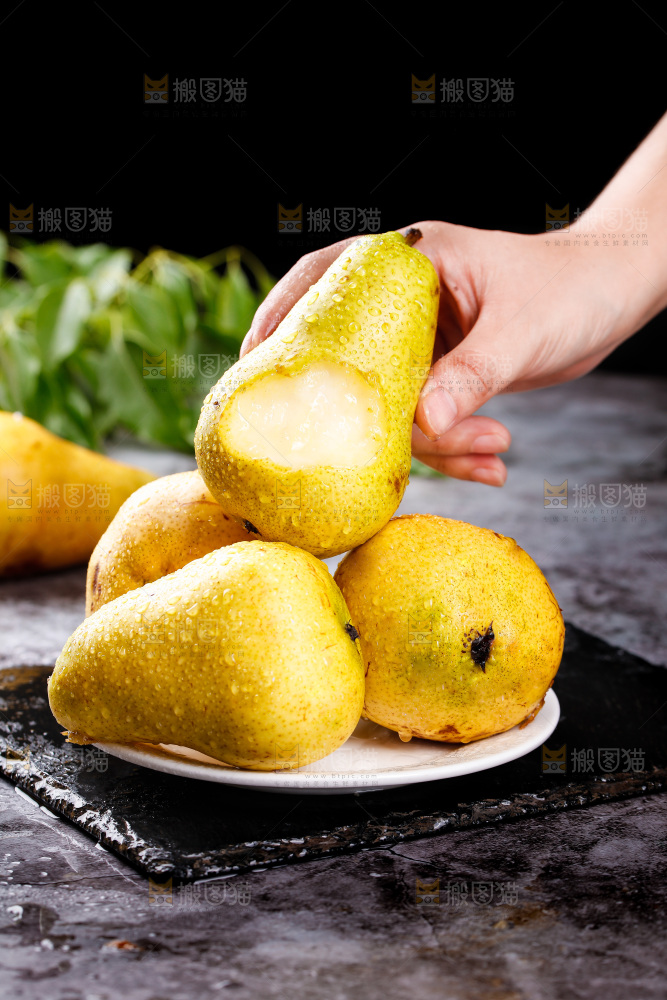 手里拿着新鲜太婆梨