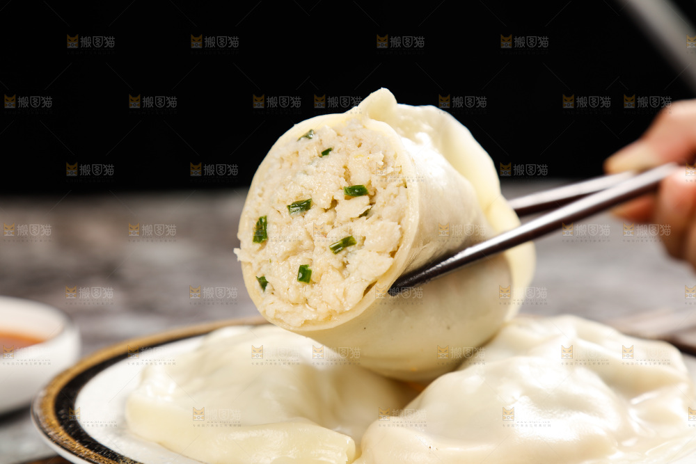 筷子上夹着鲅鱼大饺子
