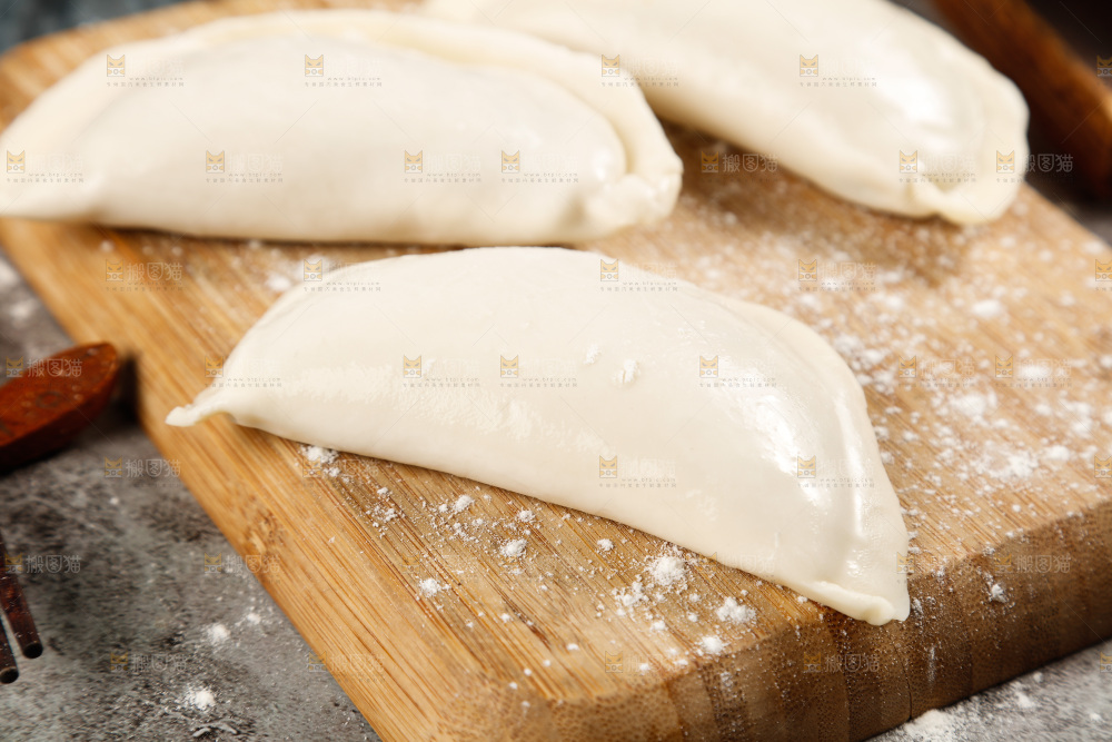木板上放着手工大饺子