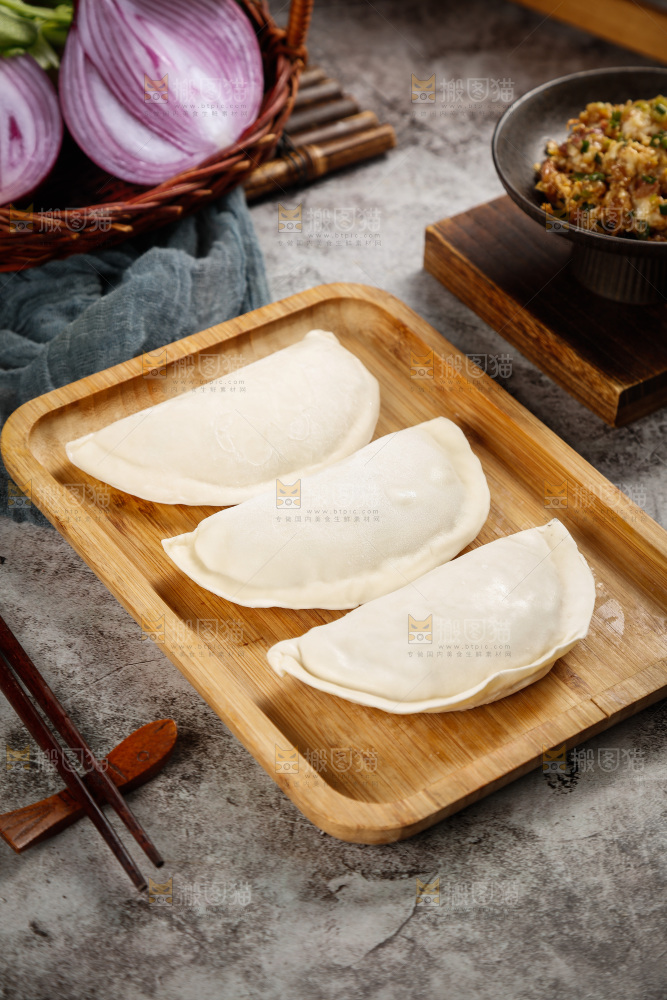 木盘上的大饺子