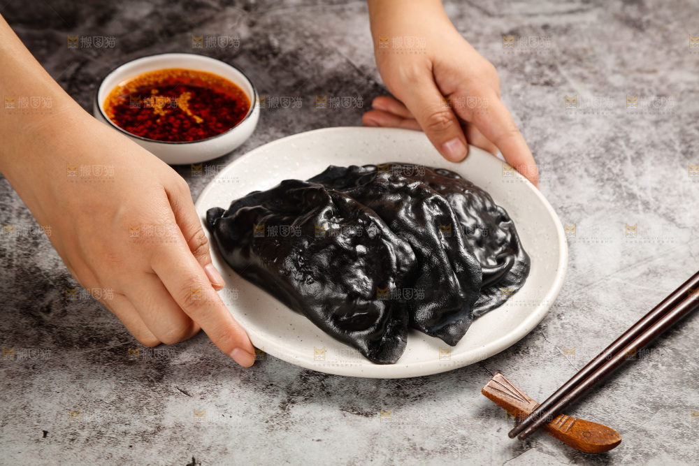 手里端着一盘墨鱼大饺子