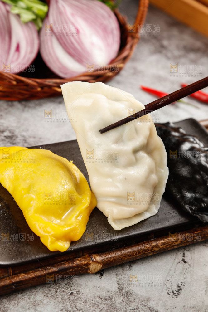 筷子上夹着鲅鱼大饺子