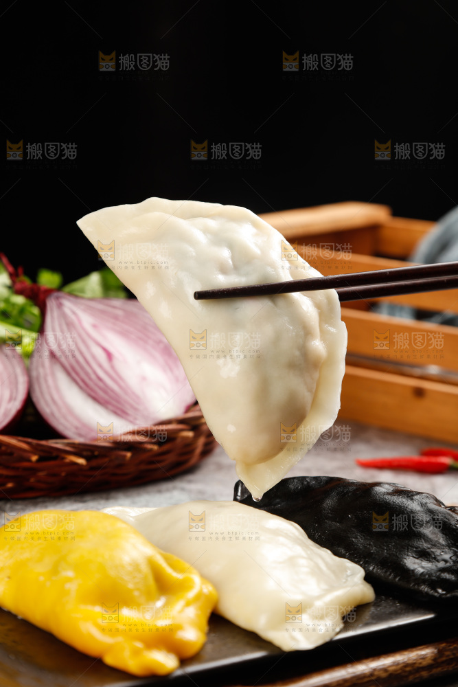 筷子上夹着鲅鱼大饺子