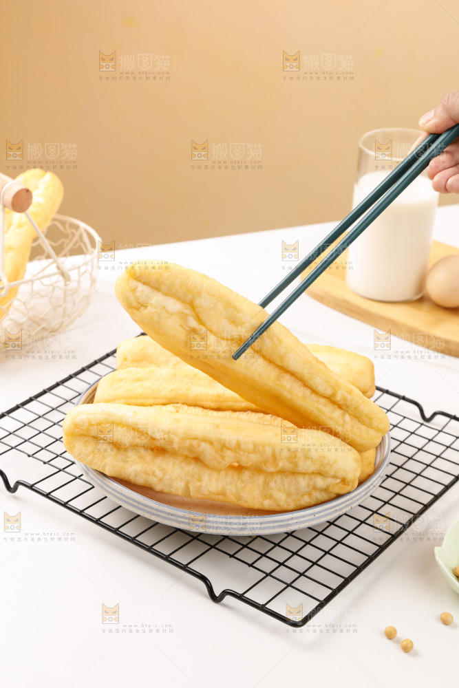 筷子夹着的油条