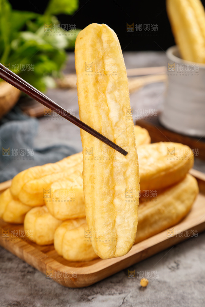 筷子上夹着炸油条