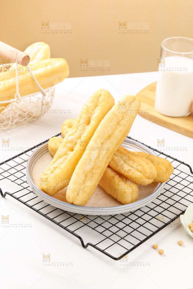 盘子里的香酥油条