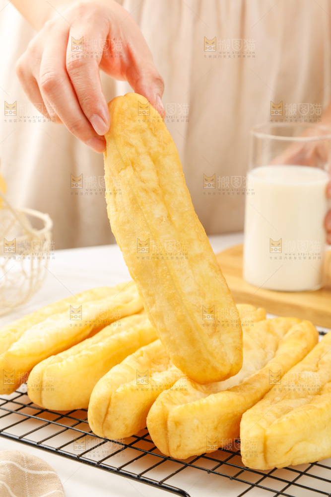 手上拿着香酥油条