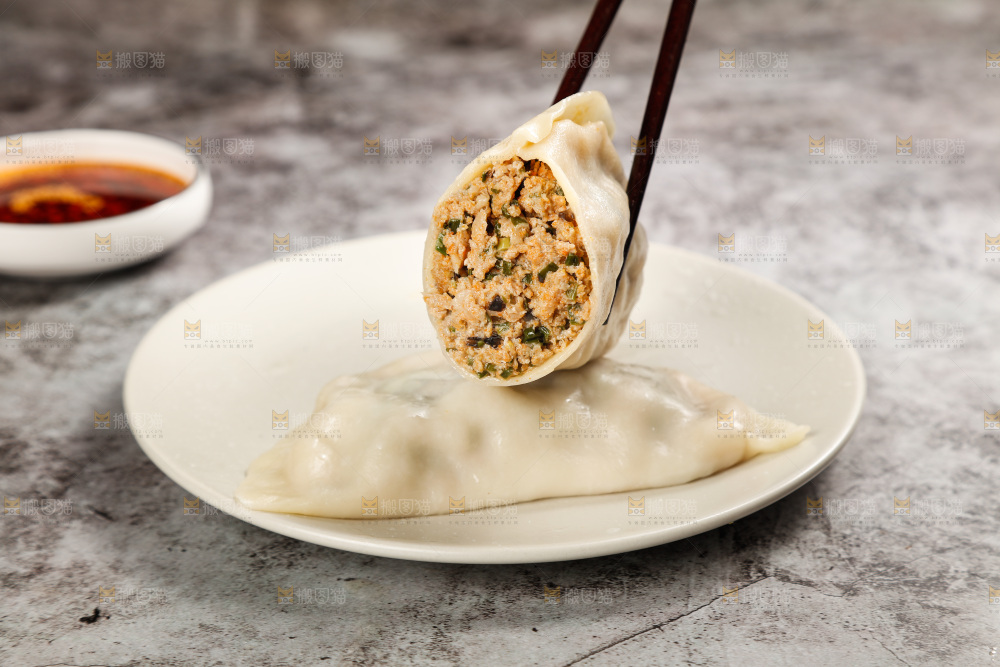 筷子上夹着蟹黄大饺子