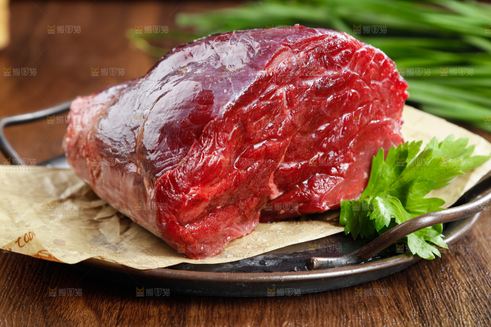 木底上的一盘牛肉