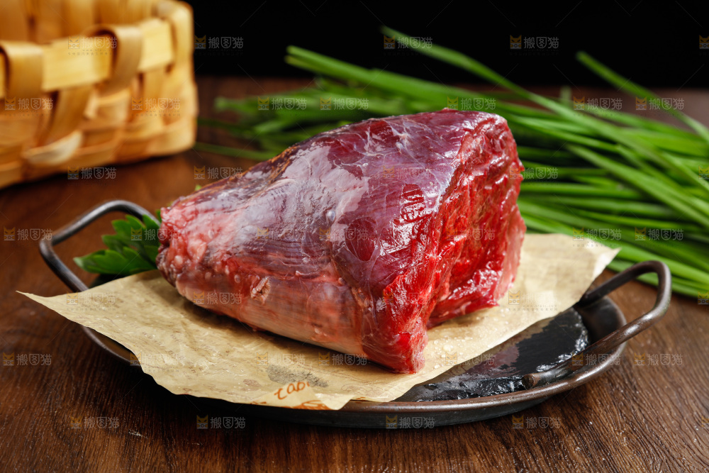木底上的一盘牛肉