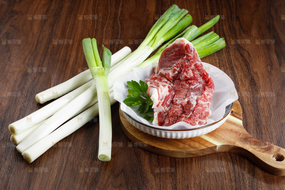 木底上的大葱和牛肉