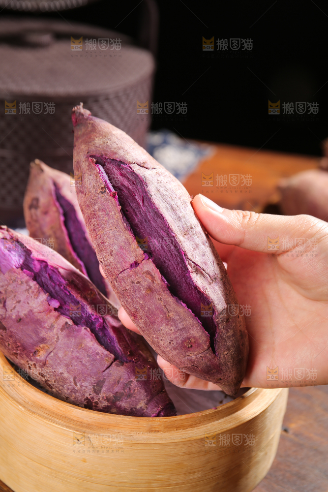 手里拿着大紫薯