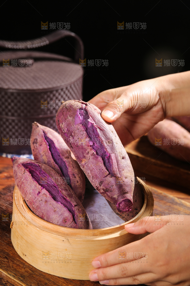 手里拿着大紫薯