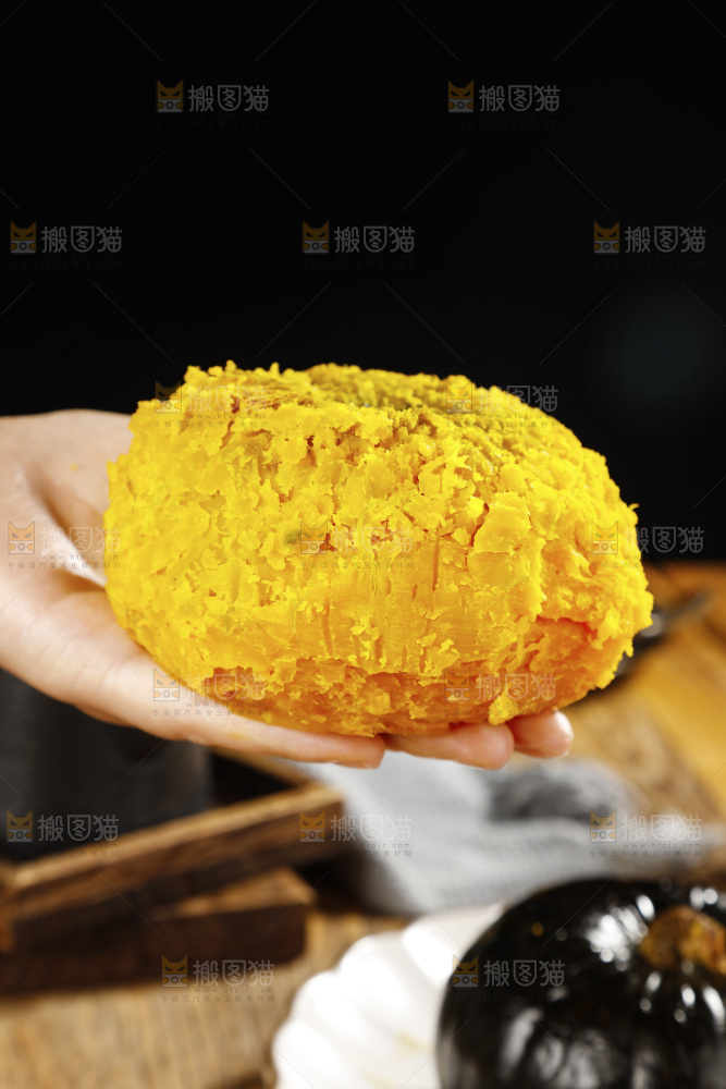 手上放着的板栗南瓜