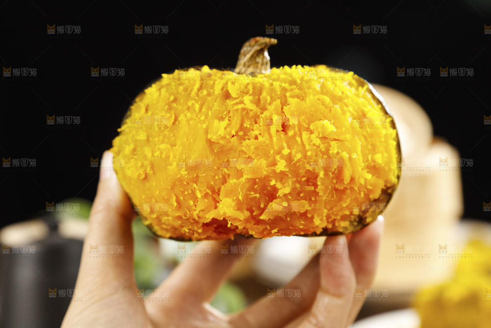 手里拿着的板栗南瓜