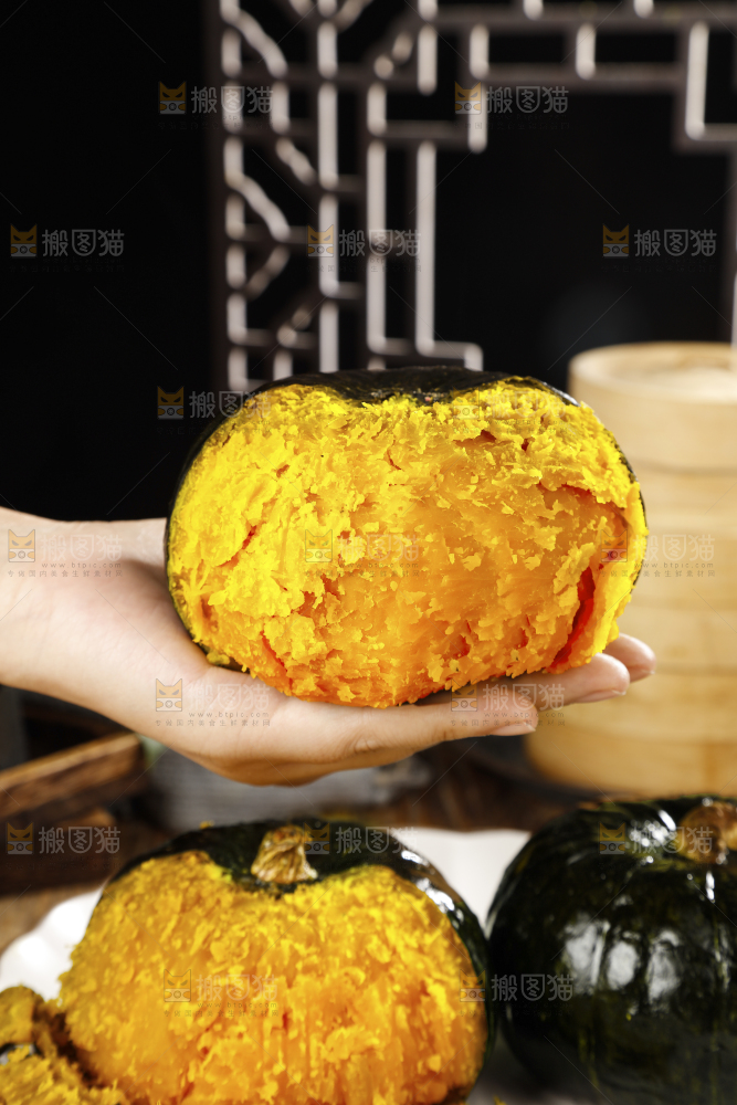 手上放着的板栗南瓜