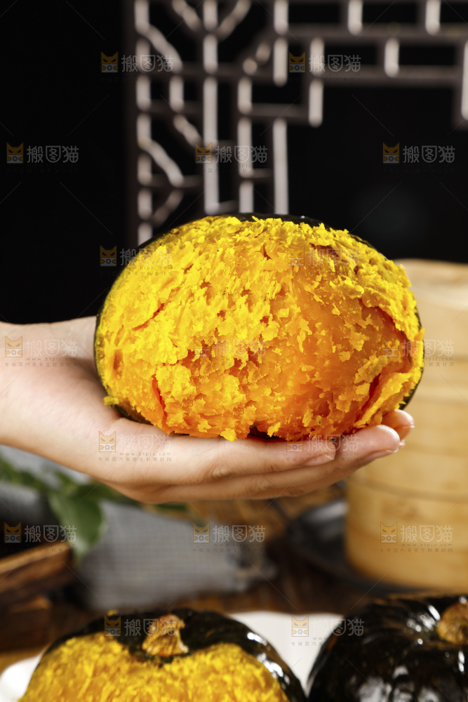 手上放着的板栗南瓜