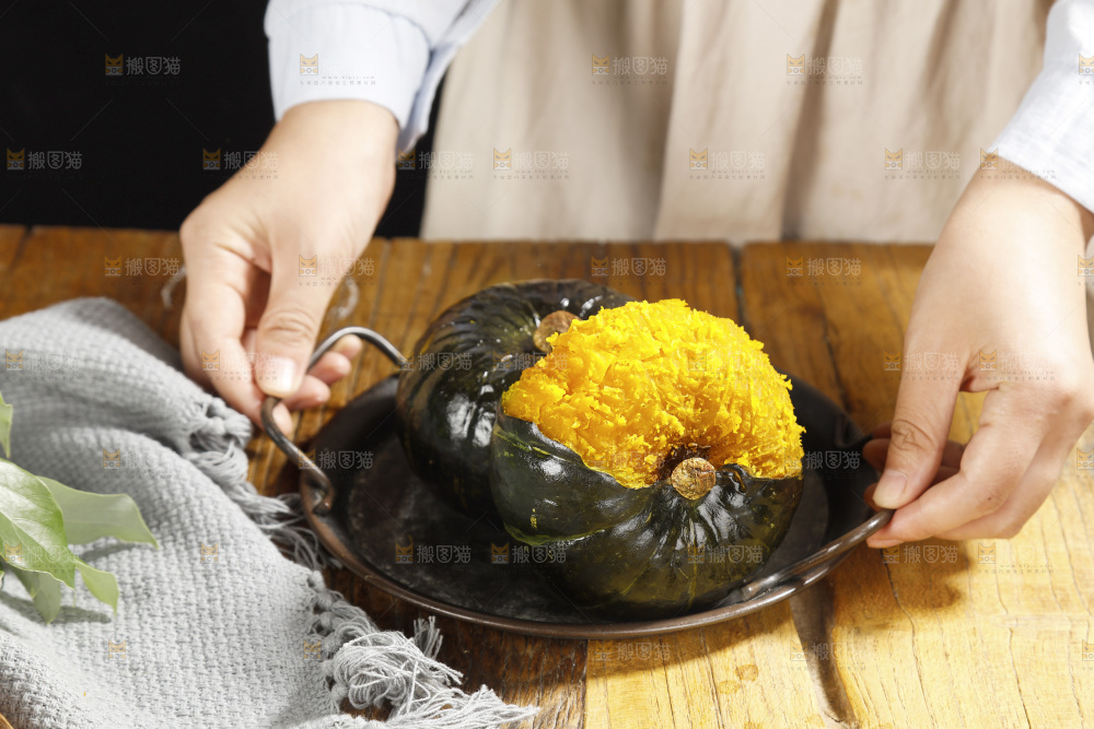 手里端着一盘板栗南瓜