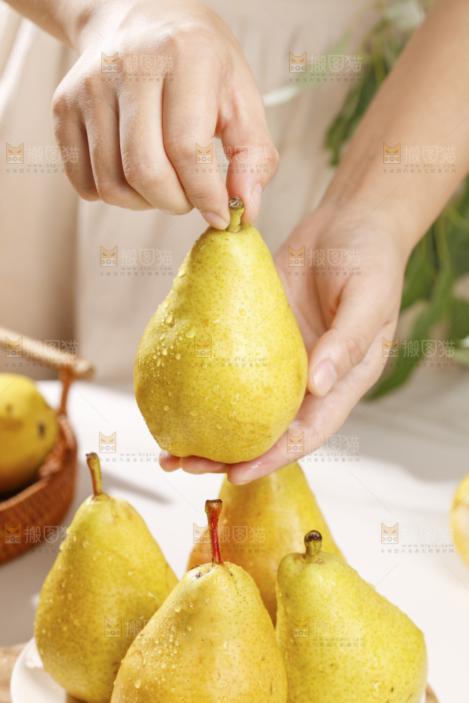 手里拿着新鲜太婆梨