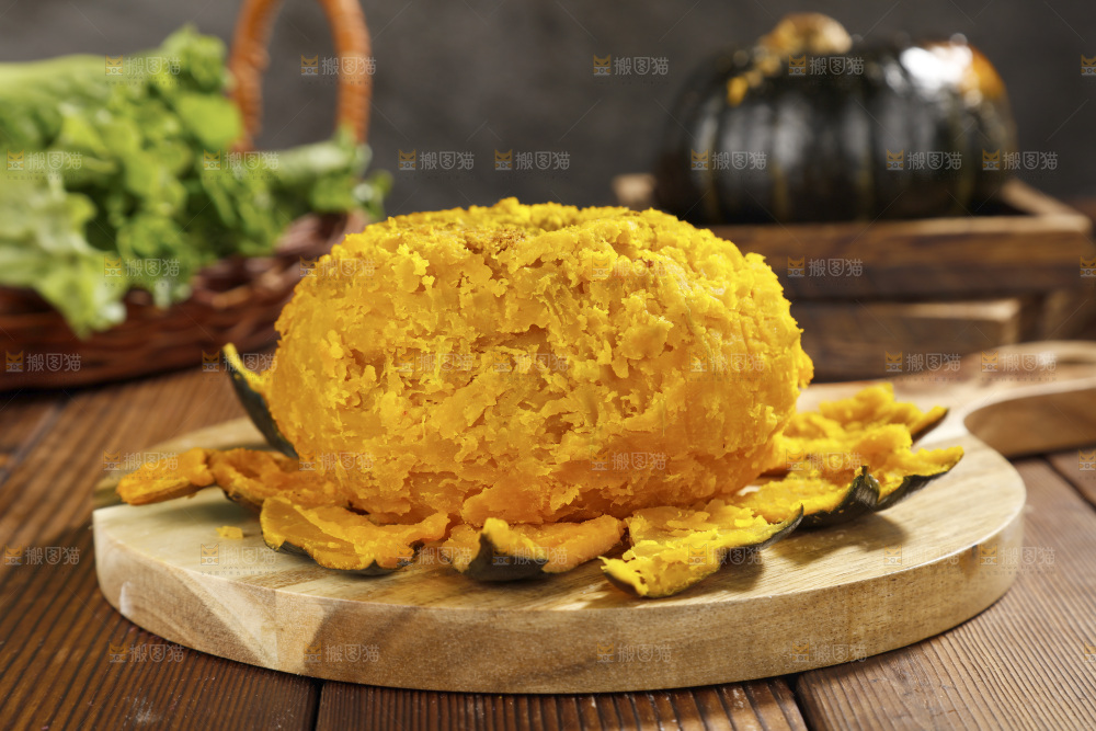 木底上放着的板栗南瓜