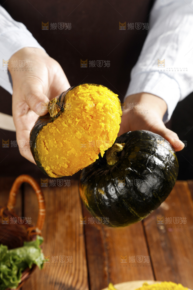 手里拿着的板栗南瓜
