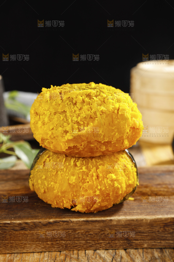 木板上放着的板栗南瓜