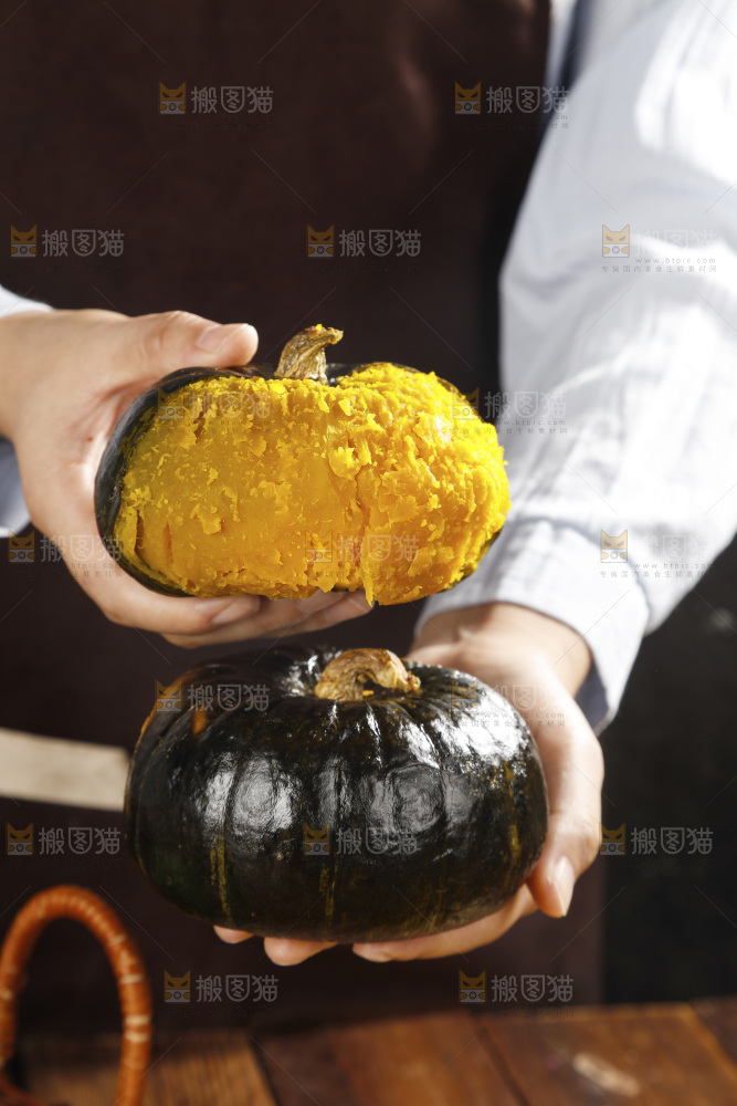 手里拿着的板栗南瓜