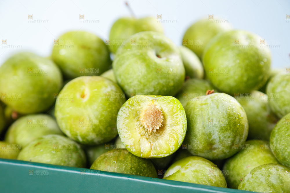 堆放着的新鲜脱骨李