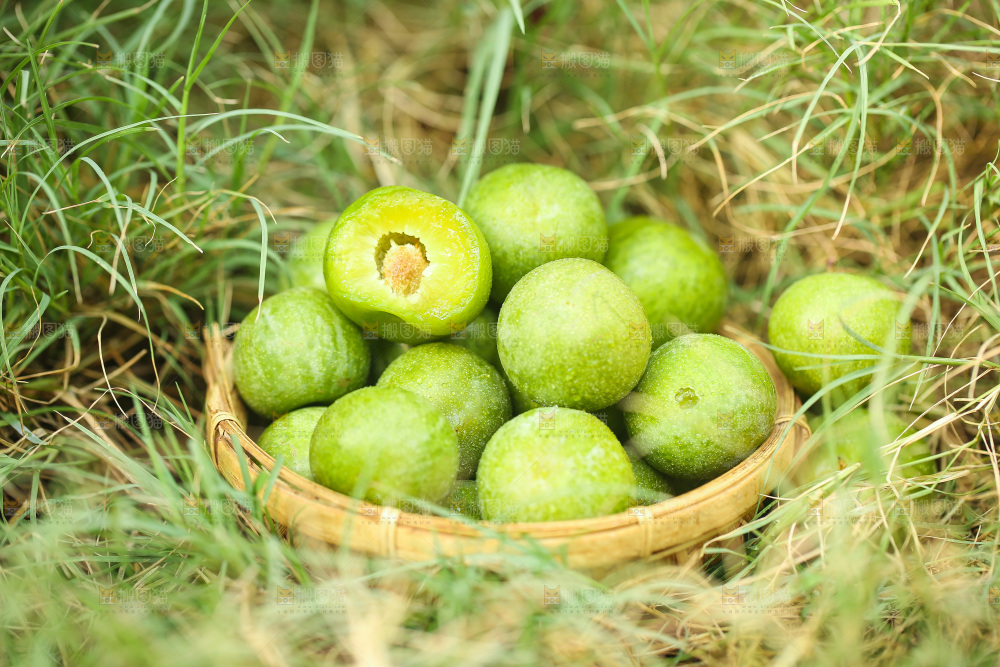 草地上放着一篮脱骨李